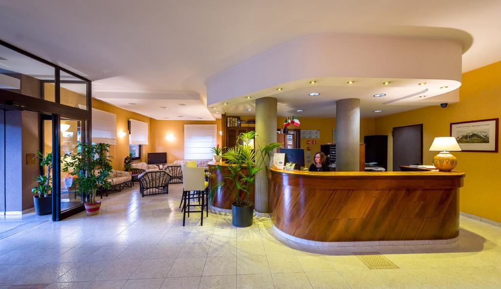 Hotel Des Alpes Rosta Екстериор снимка