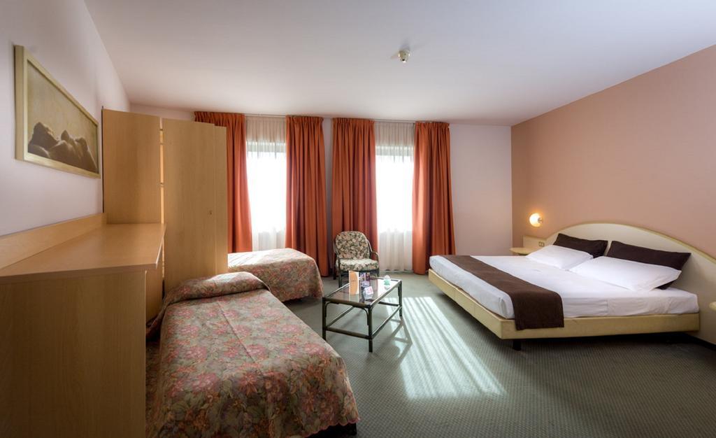 Hotel Des Alpes Rosta Екстериор снимка
