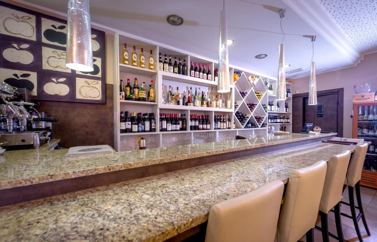 Hotel Des Alpes Rosta Екстериор снимка