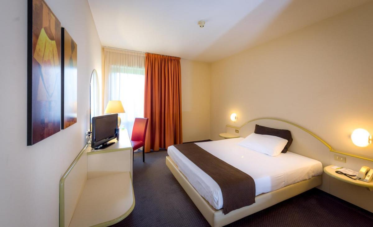 Hotel Des Alpes Rosta Екстериор снимка