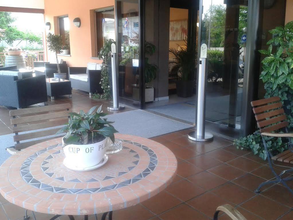 Hotel Des Alpes Rosta Екстериор снимка